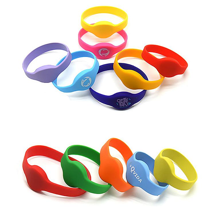 CS01 IC Chip NFC Waterproof Silicone RFID Wristbands Support Customization